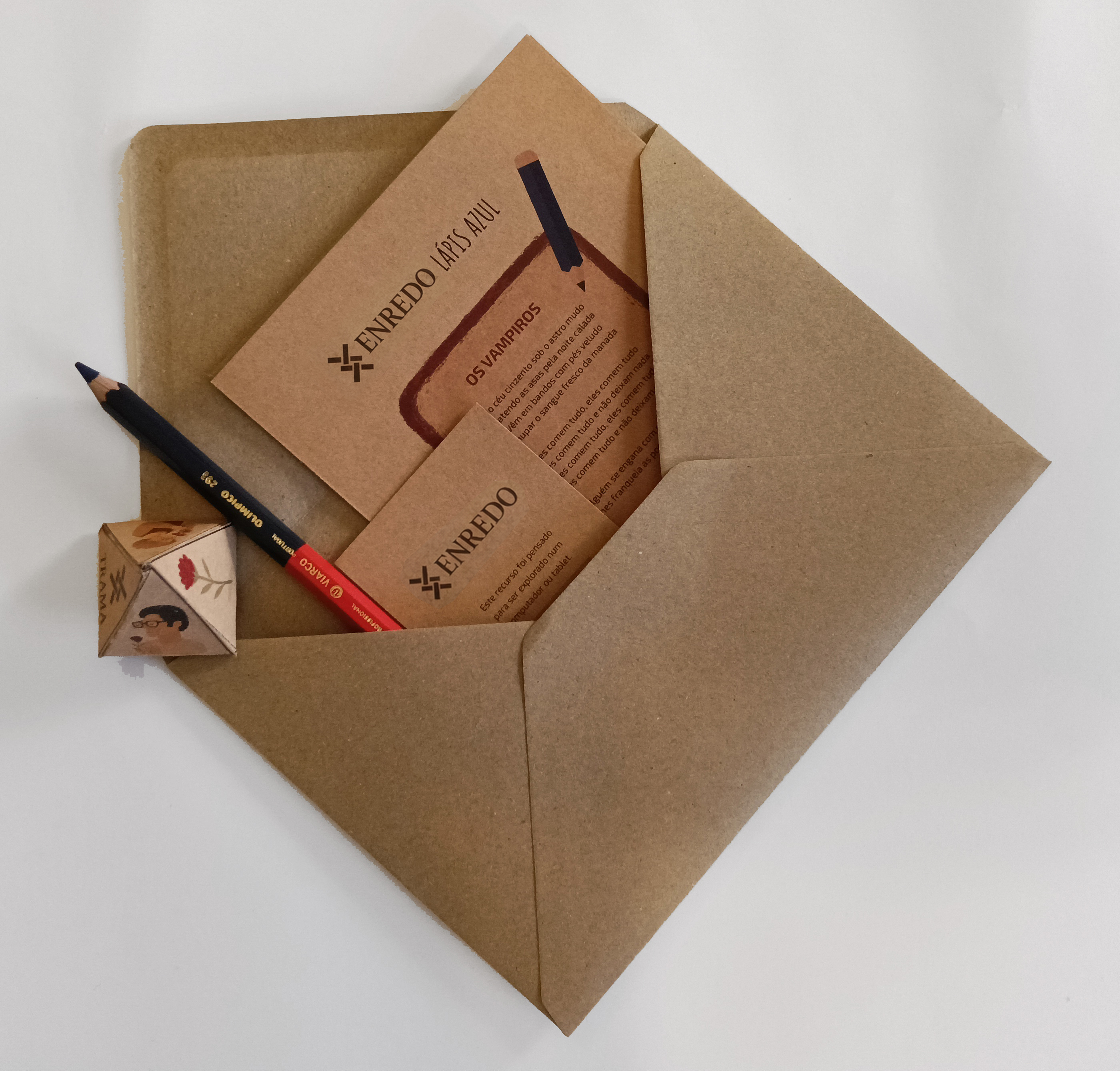 Kit ENREDO Lápis Azul com envelope kraft, lápis e materiais impressos